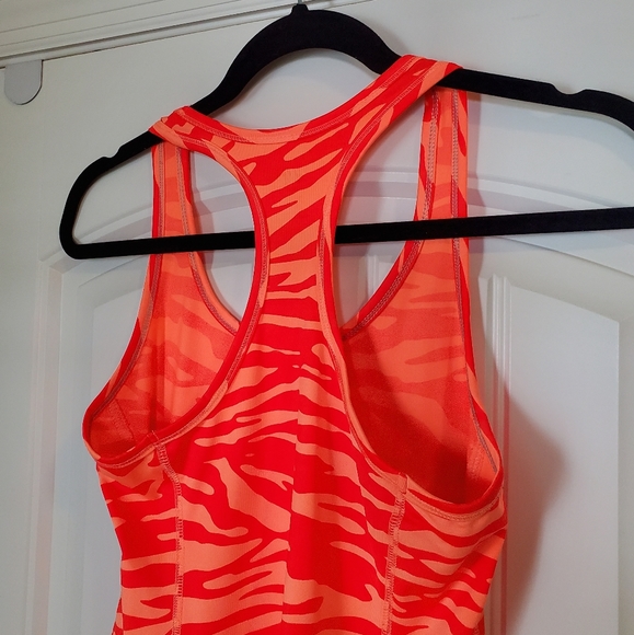 2 ATHLETIC TRAINING TOPS - Picture 4 of 7